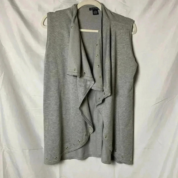 Chelsea & Theodore‎ overlay vest with gold decoration buttons - Picture 1 of 5